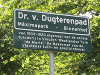 907334 Afbeelding van het straatnaambord 'Dr. v. Dugterenpad', met uitleg, op de Binnenhof in het Máximapark in de wijk ...